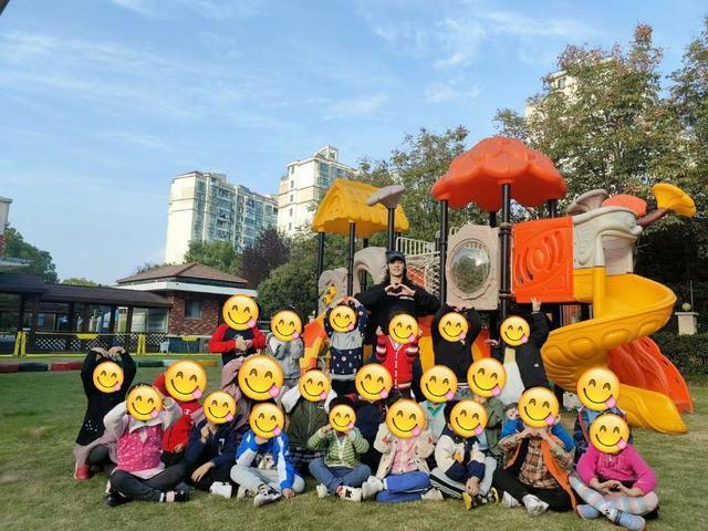 网曝于适曾去幼儿园实习 陪萌娃玩乐还给弹吉他