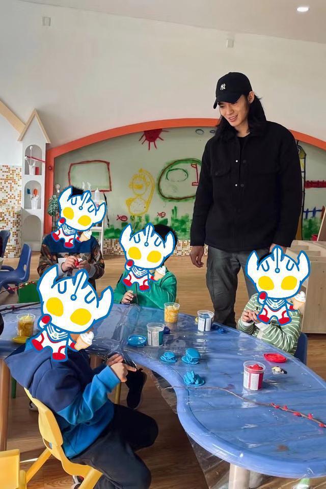 网曝于适曾去幼儿园实习 陪萌娃玩乐还给弹吉他