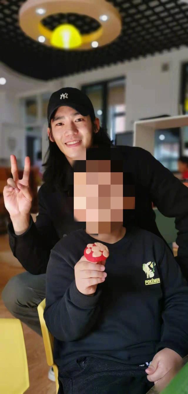 网曝于适曾去幼儿园实习 陪萌娃玩乐还给弹吉他