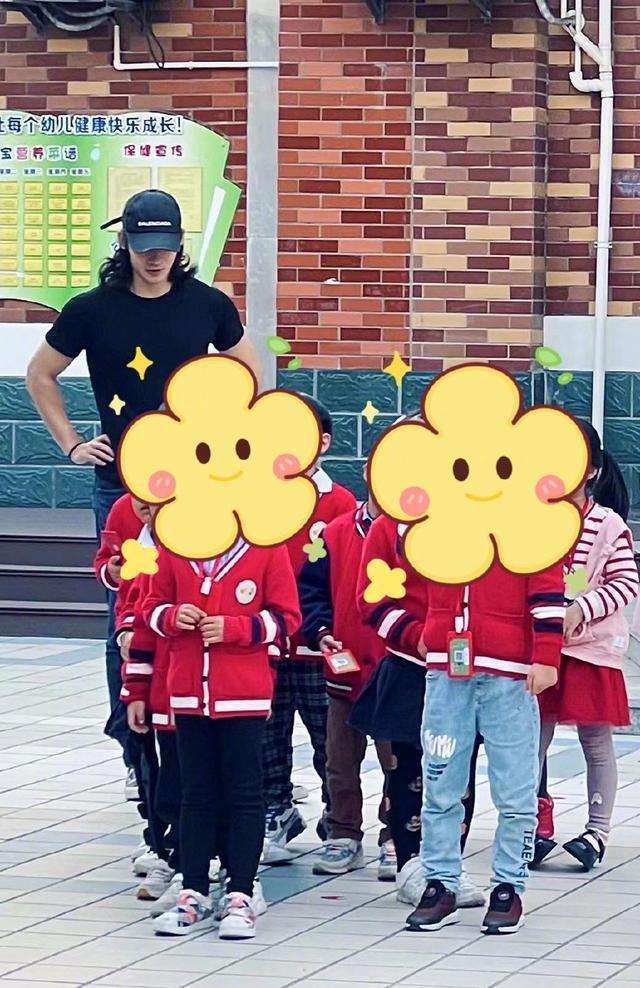网曝于适曾去幼儿园实习 陪萌娃玩乐还给弹吉他