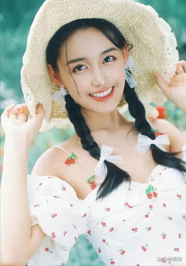 蒋依依被曝偷漏税当天与助理有说有笑，宋祖儿也有新进展