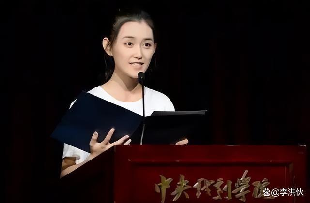 蒋依依被曝偷漏税当天与助理有说有笑，宋祖儿也有新进展