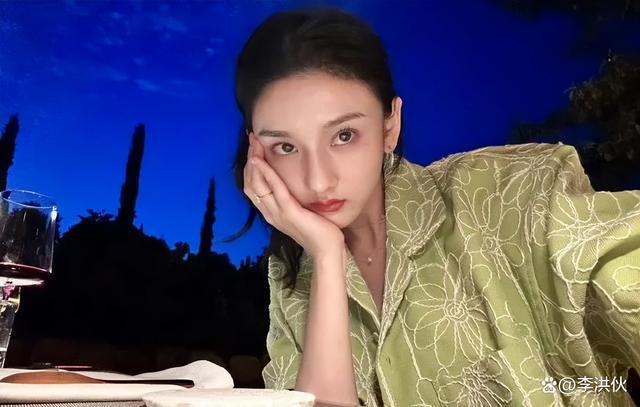 蒋依依被曝偷漏税当天与助理有说有笑，宋祖儿也有新进展