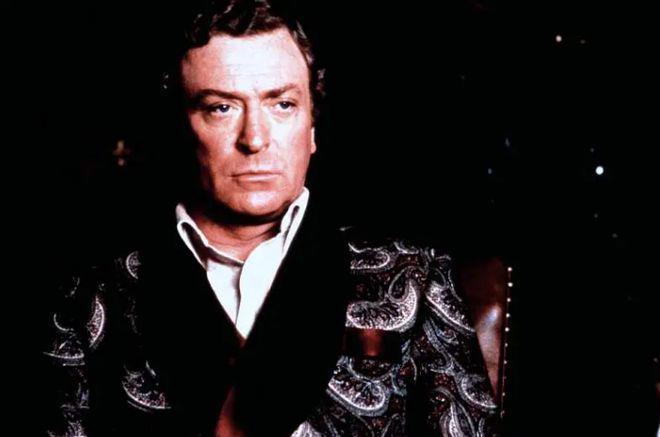 为了抢剧本，教授夫妻为学生设置死亡陷阱