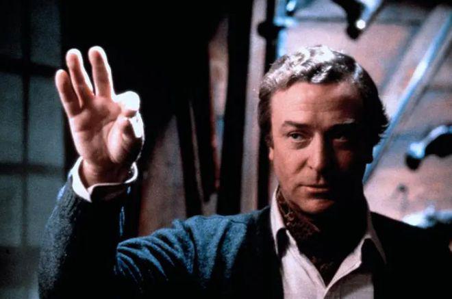 为了抢剧本，教授夫妻为学生设置死亡陷阱