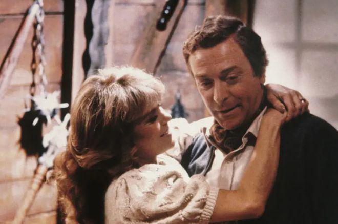 为了抢剧本，教授夫妻为学生设置死亡陷阱