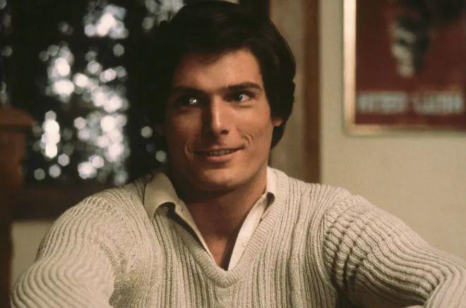 为了抢剧本，教授夫妻为学生设置死亡陷阱