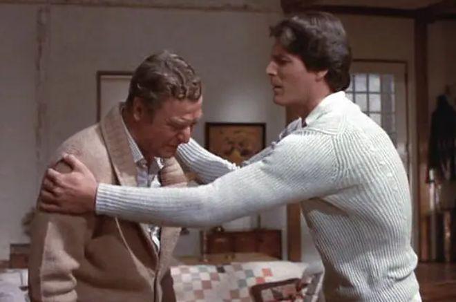 为了抢剧本，教授夫妻为学生设置死亡陷阱