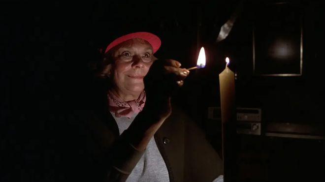 为了抢剧本，教授夫妻为学生设置死亡陷阱