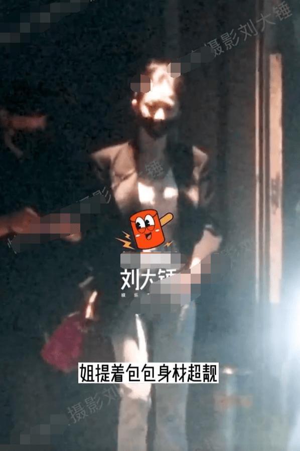 潘玮柏配老婆出门逛街 二人低调同行老婆身材纤瘦瞩目