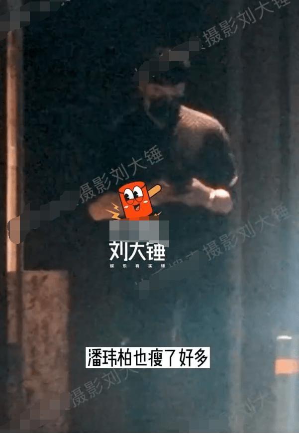 潘玮柏配老婆出门逛街 二人低调同行老婆身材纤瘦瞩目