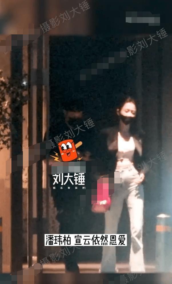 潘玮柏配老婆出门逛街 二人低调同行老婆身材纤瘦瞩目