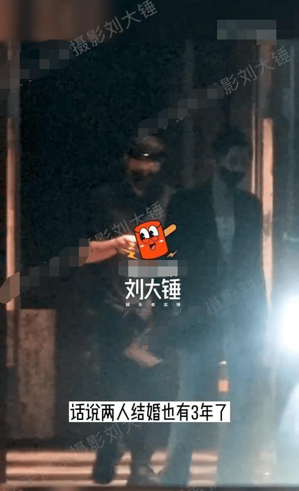 潘玮柏配老婆出门逛街 二人低调同行老婆身材纤瘦瞩目