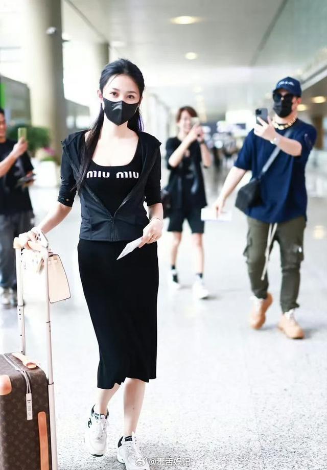 潘玮柏配老婆出门逛街 二人低调同行老婆身材纤瘦瞩目