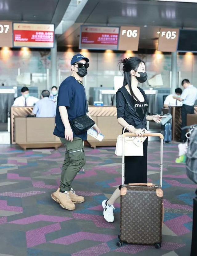 潘玮柏配老婆出门逛街 二人低调同行老婆身材纤瘦瞩目