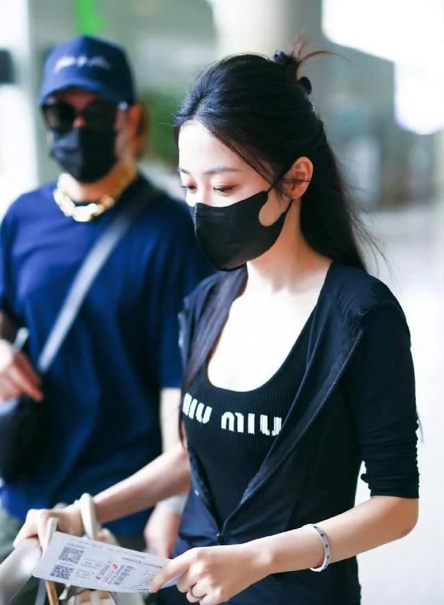 潘玮柏配老婆出门逛街 二人低调同行老婆身材纤瘦瞩目