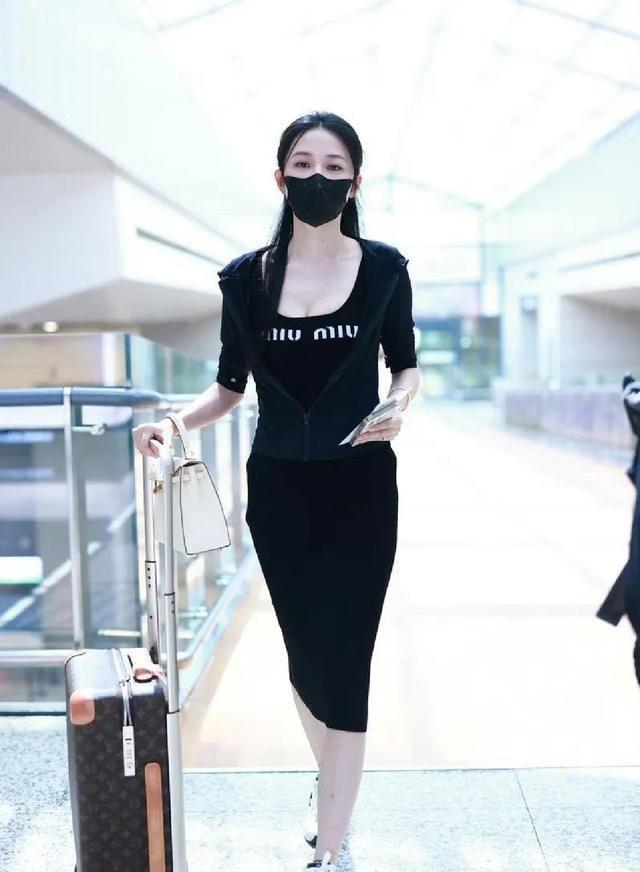 潘玮柏配老婆出门逛街 二人低调同行老婆身材纤瘦瞩目