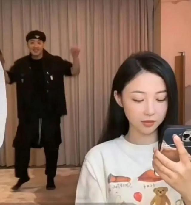 潘玮柏配老婆出门逛街 二人低调同行老婆身材纤瘦瞩目