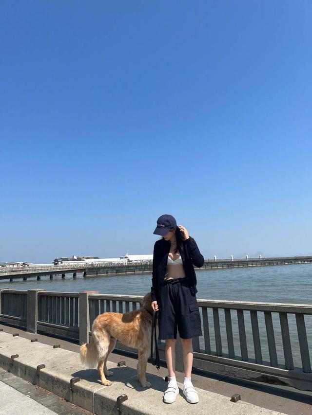 欧阳娜娜东海岸遛狗惬意十足 黑色外套搭抹胸时尚性感