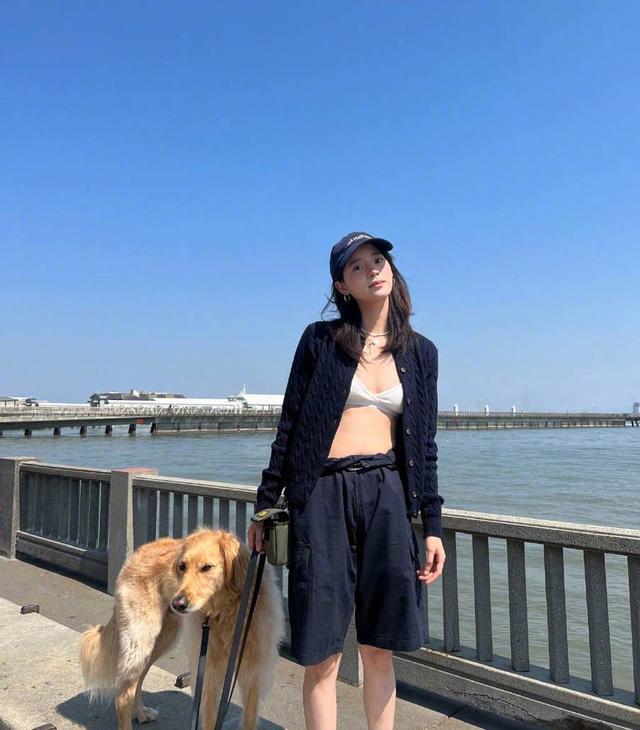 欧阳娜娜东海岸遛狗惬意十足 黑色外套搭抹胸时尚性感