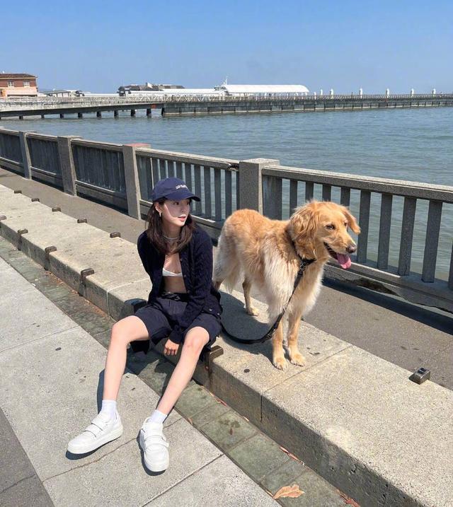 欧阳娜娜东海岸遛狗惬意十足 黑色外套搭抹胸时尚性感
