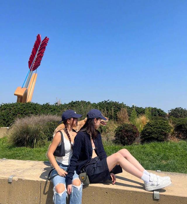 欧阳娜娜东海岸遛狗惬意十足 黑色外套搭抹胸时尚性感