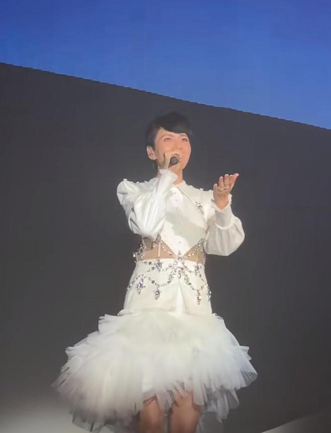 梁咏琪深圳开唱，老公携混血女儿到场支持超幸福