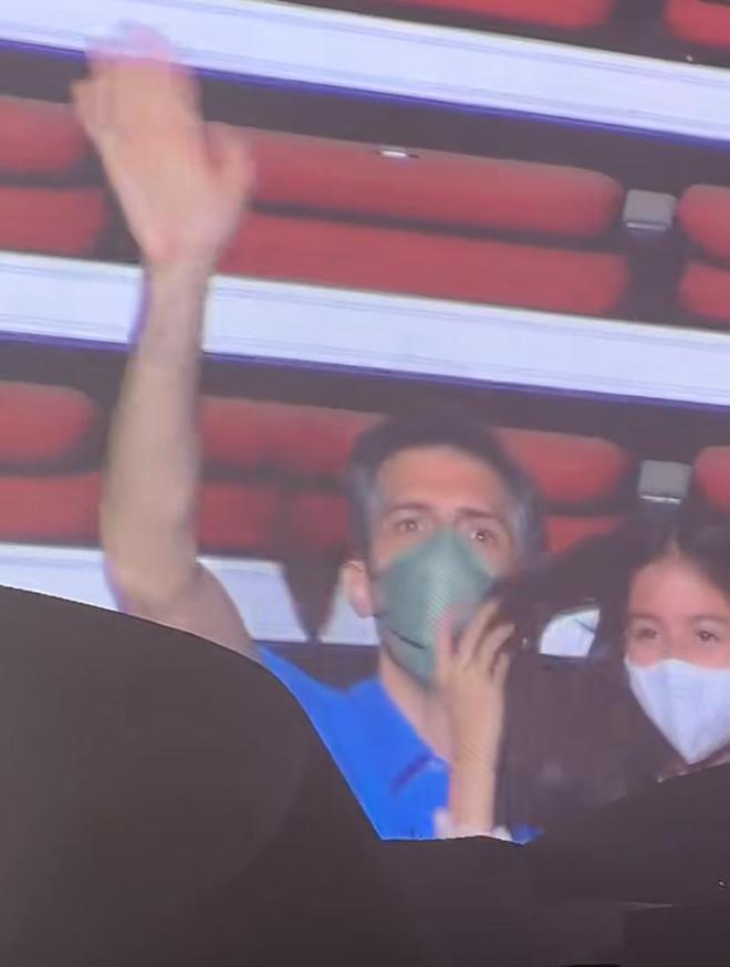 梁咏琪深圳开唱，老公携混血女儿到场支持超幸福