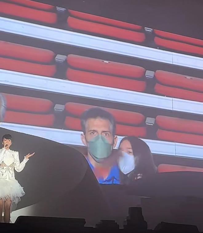 梁咏琪深圳开唱，老公携混血女儿到场支持超幸福