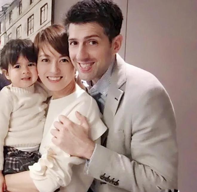 梁咏琪深圳开唱，老公携混血女儿到场支持超幸福