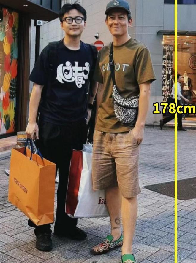 42岁陈冠希在日本被偶遇 穿绣花鞋两鬓头发花白