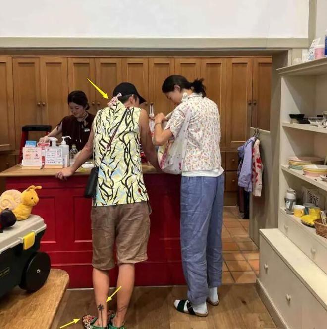 42岁陈冠希在日本被偶遇 穿绣花鞋两鬓头发花白