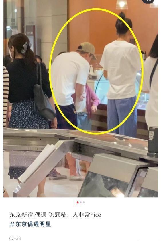 42岁陈冠希在日本被偶遇 穿绣花鞋两鬓头发花白