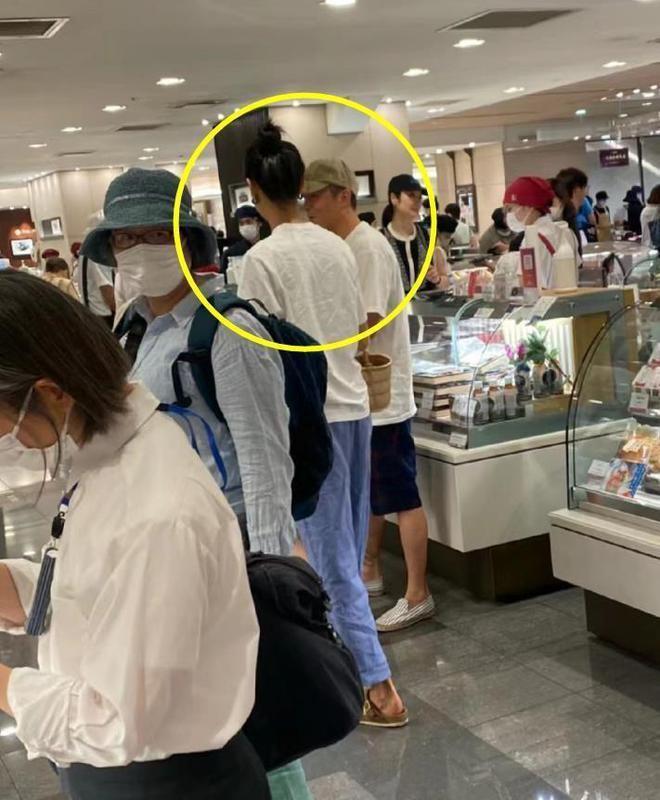 42岁陈冠希在日本被偶遇 穿绣花鞋两鬓头发花白