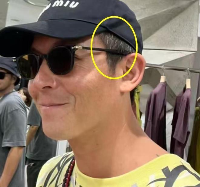 42岁陈冠希在日本被偶遇 穿绣花鞋两鬓头发花白