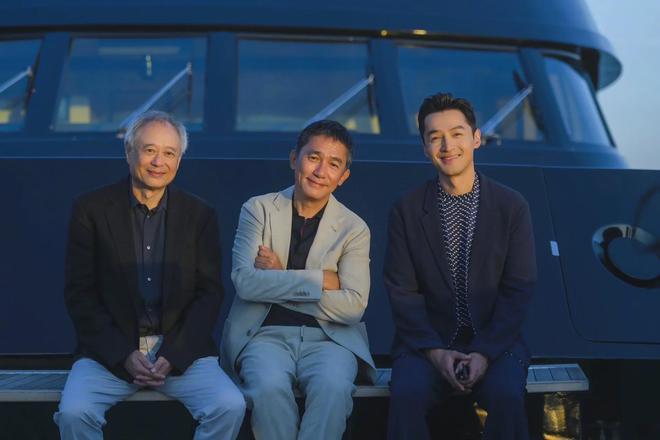 58岁刘嘉玲和舒淇同台亮相，假发厚重笑容僵硬