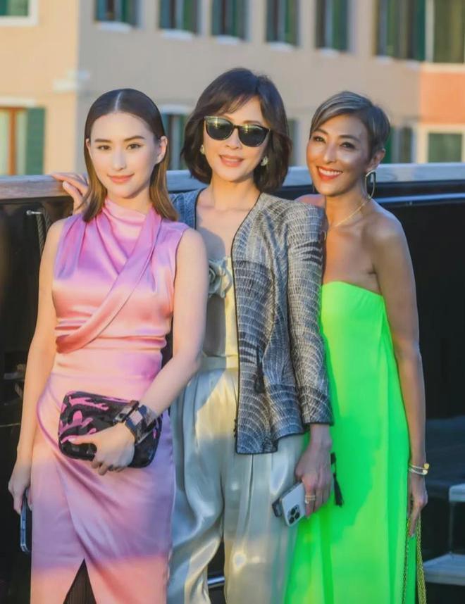 58岁刘嘉玲和舒淇同台亮相，假发厚重笑容僵硬