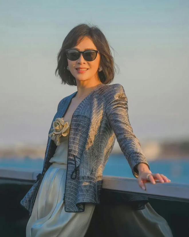 58岁刘嘉玲和舒淇同台亮相，假发厚重笑容僵硬