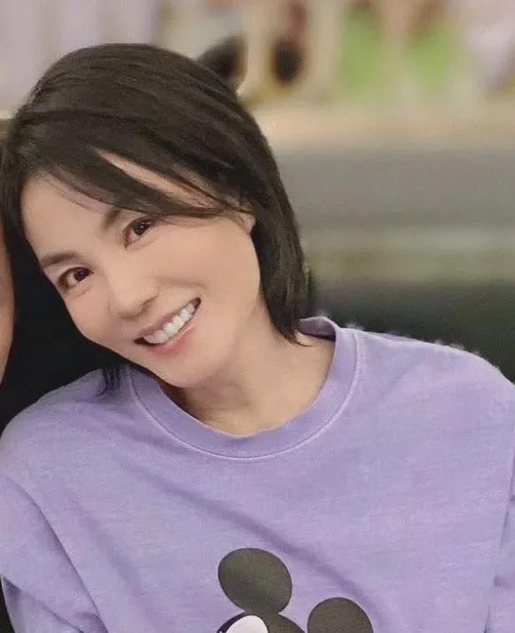 58岁刘嘉玲和舒淇同台亮相，假发厚重笑容僵硬