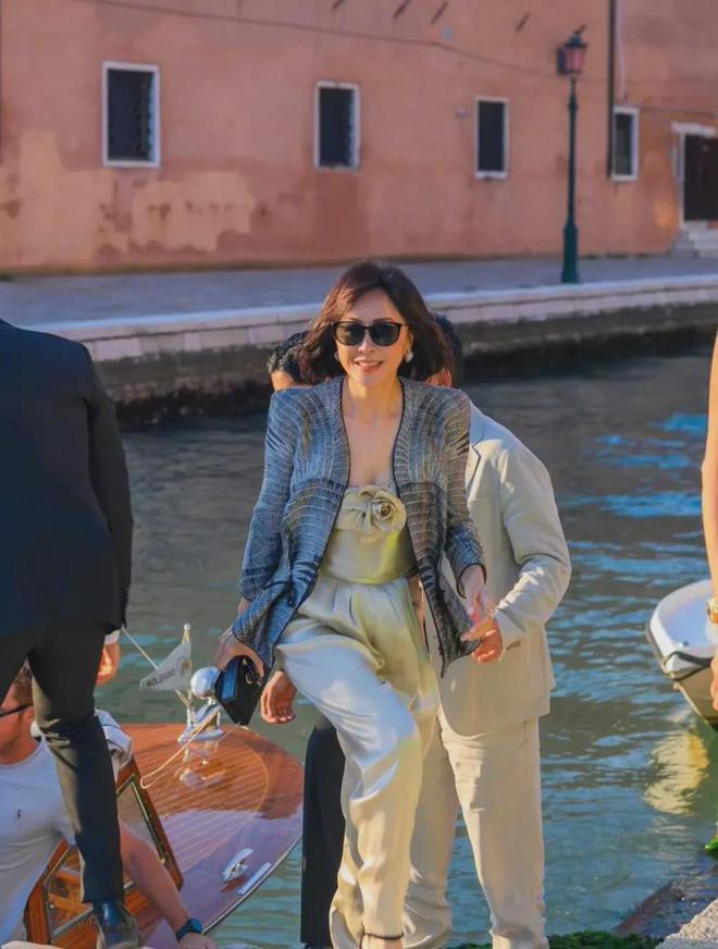 58岁刘嘉玲和舒淇同台亮相，假发厚重笑容僵硬