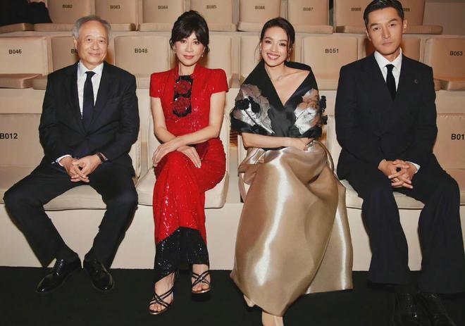 58岁刘嘉玲和舒淇同台亮相，假发厚重笑容僵硬