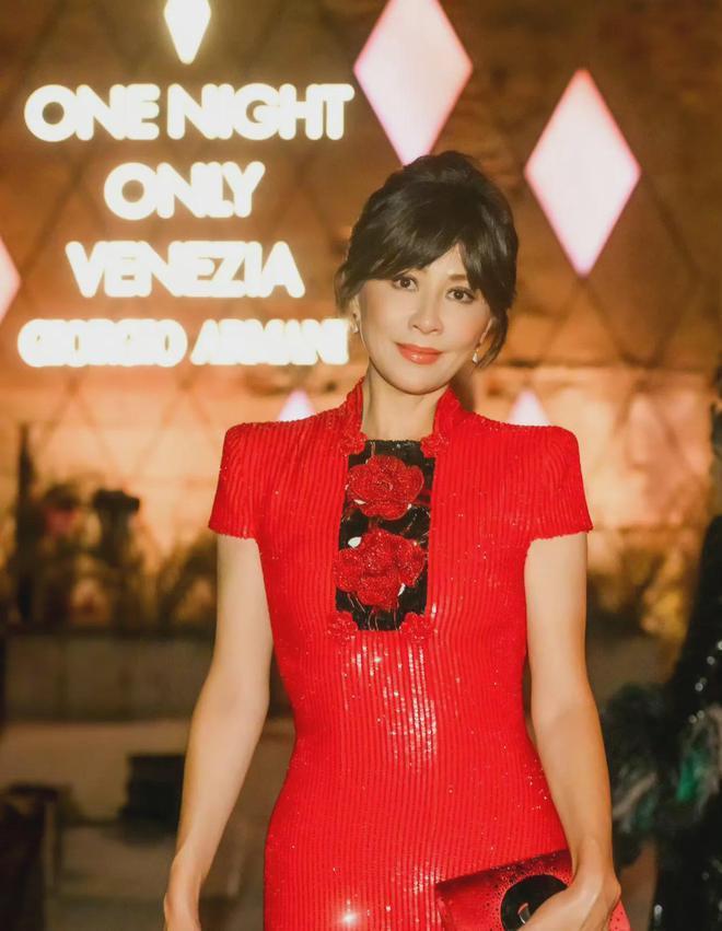 58岁刘嘉玲和舒淇同台亮相，假发厚重笑容僵硬