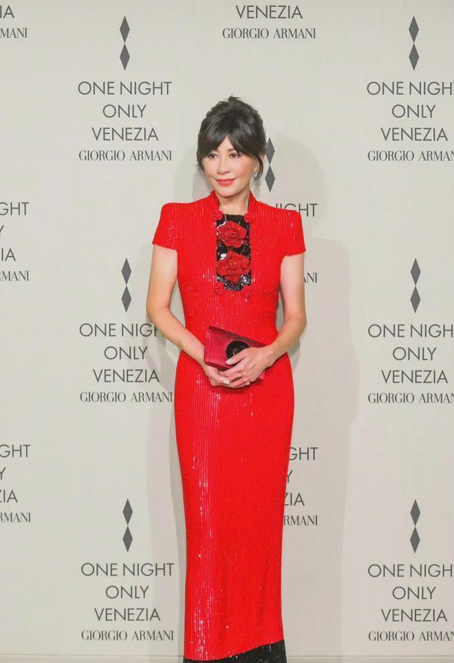 58岁刘嘉玲和舒淇同台亮相，假发厚重笑容僵硬