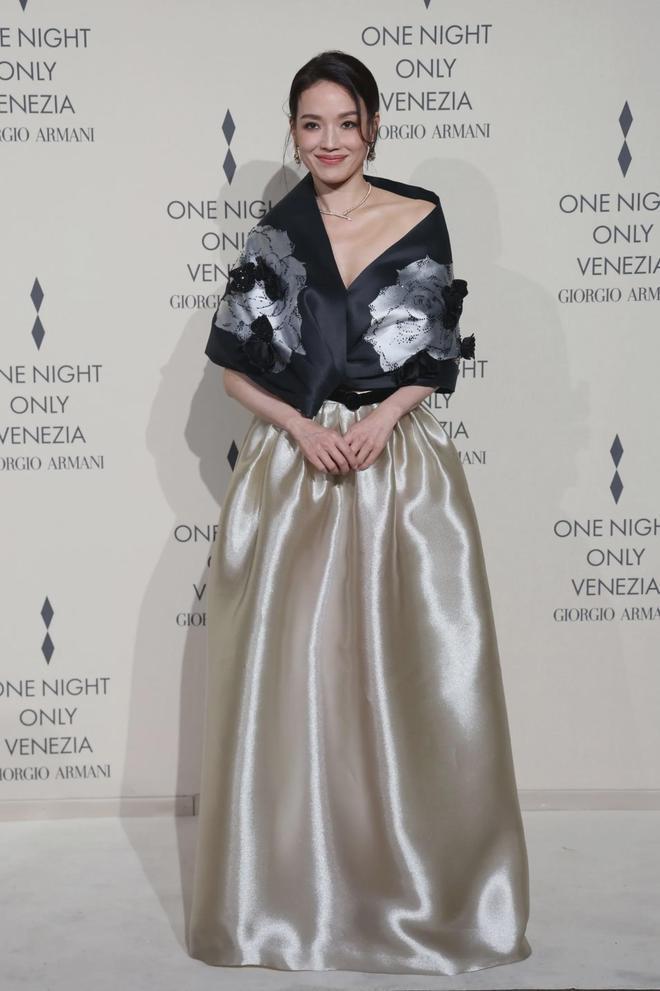 58岁刘嘉玲和舒淇同台亮相，假发厚重笑容僵硬