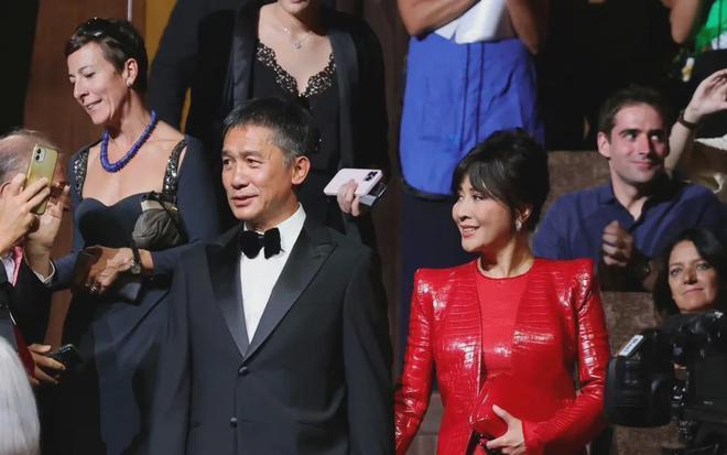 58岁刘嘉玲和舒淇同台亮相，假发厚重笑容僵硬