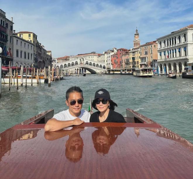 58岁刘嘉玲和舒淇同台亮相，假发厚重笑容僵硬