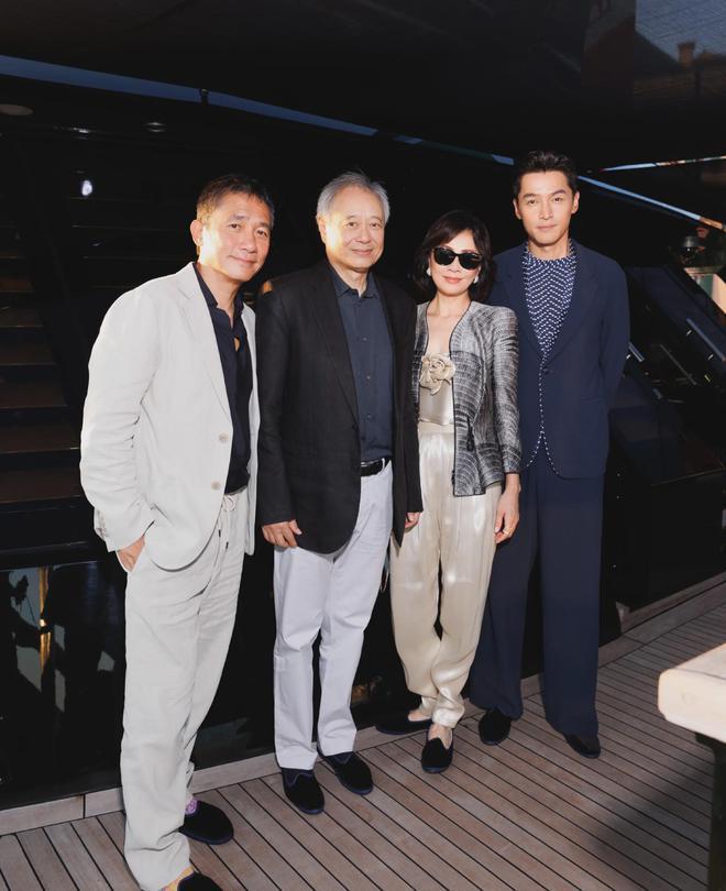 58岁刘嘉玲和舒淇同台亮相，假发厚重笑容僵硬