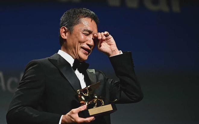 58岁刘嘉玲和舒淇同台亮相，假发厚重笑容僵硬