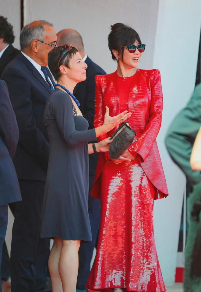 58岁刘嘉玲和舒淇同台亮相，假发厚重笑容僵硬