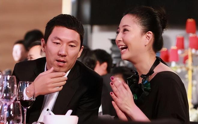 张柏芝患病停工后首露面！脸塌、泪痕纹明显